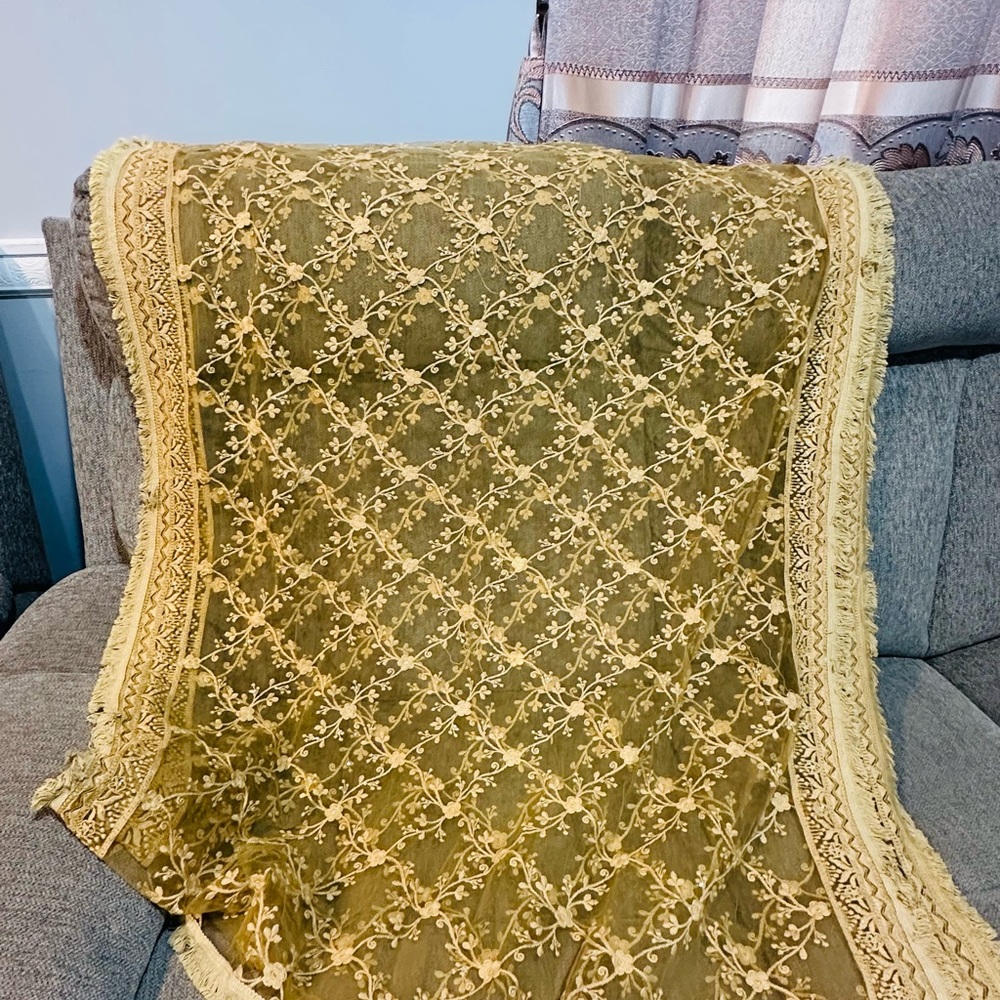 Elegant Gold Lace Indian Pakistani dupatta - Picture 3 of 7